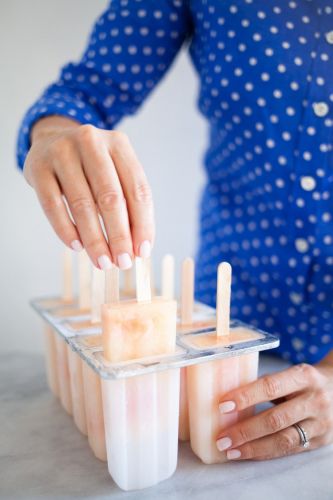 Paletas de champaña, fresas y nectarinas