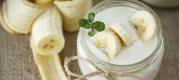 Trifle de yogur fresco, cereales y plátano