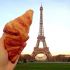 Un croissant en Paris con la torre Eiffel de fondo