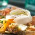 Tostadas de huevos poché con salsa de tomate