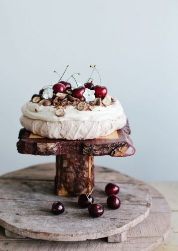 Pavlova cerezas y avellanas