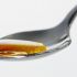 Medir la miel con una cuchara untada con aceite