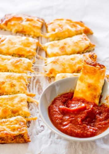 Palitos de pan con queso y salsa de tomate casera