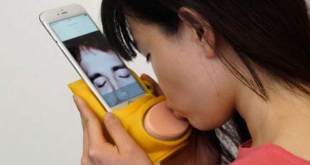 Dispositivo permite 'besar' a larga distancia