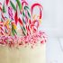 Pastel decorado con barras de caramelo
