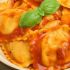 Ravioli con salsa de tomate y albahaca
