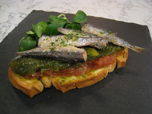 Tostas de sardinas en lata