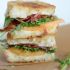Sandwich de queso fontina, jamón de parma y salvia