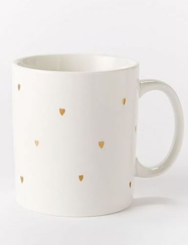 Taza con corazones dorados