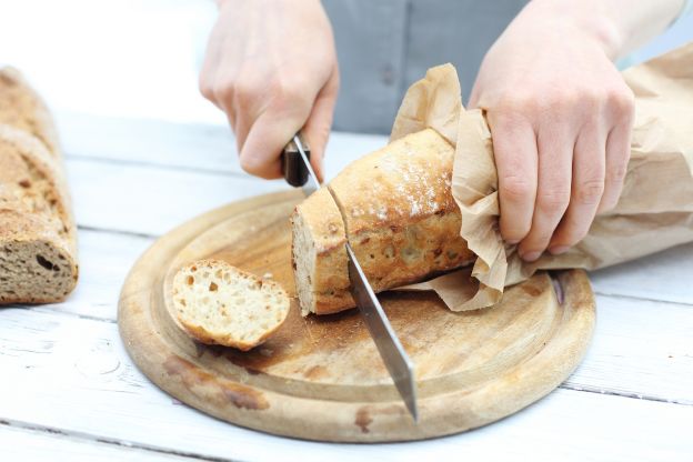 El pan se corta con la mano
