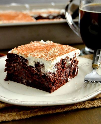 Poke cake de tiramisú