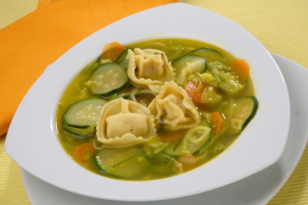 Sopa de verduras con tortellini