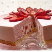 Tarta mousse de fresa con corazón de nata