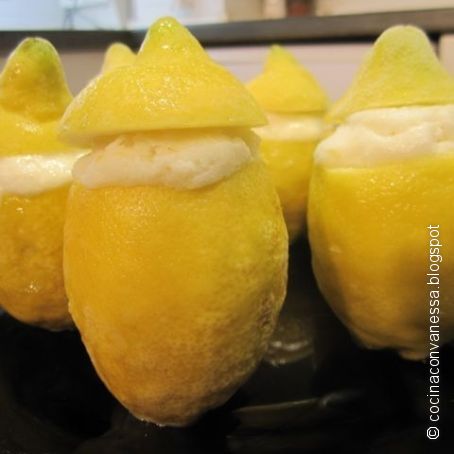 Limones rellenos de helado de limón