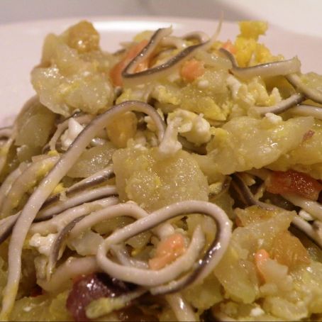 Huevos rotos con salchichas y gulas