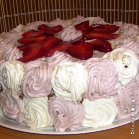 Tarta de nata con fresas y merengue