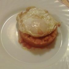 Patatas revolconas con huevo frito