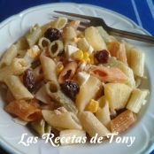 Ensalada templada de macarrones con vegetales, atún y pasas