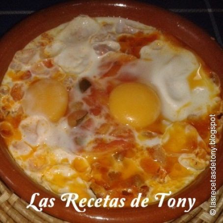 Huevos al plato con pisto sobre fondo de patatas