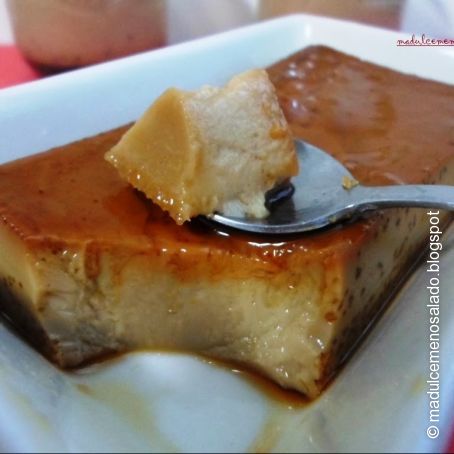 Flan de huevo con azúcar moreno