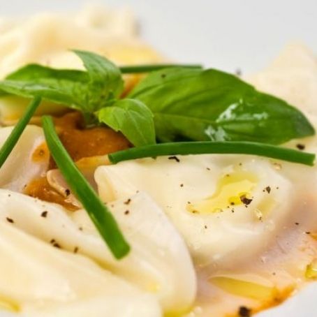 Raviolis rellenos de espinacas y mascarpone.