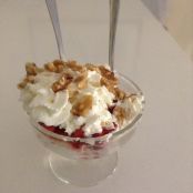 Fresas con nata y nueces