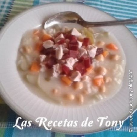 Caldo de pollo con verduras y garbanzos