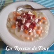 Caldo de pollo con verduras y garbanzos