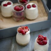 Tarta de queso con cerezas en vasitos