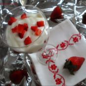 Copa de Mouse de Yogur con Fresas.