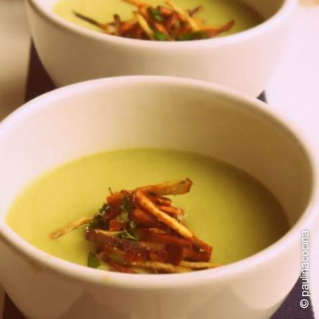 Crema fría de aguacate con crocante de boniatos