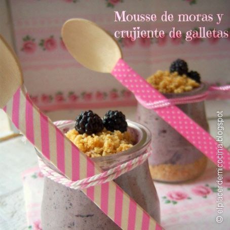 MOUSSE DE MORAS Y CRUJIENTE DE GALLETAS {RETO ¡QUÉ RICO, MAMI!}