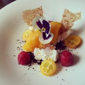 Sorbete de melocotón al vino blanco, rocas de merengue sobre tierra de oreo con tips de naranja y kumbat