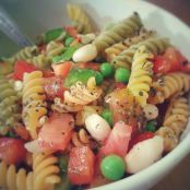 Ensalada fría de pasta de maíz con guisantes y judías blancas