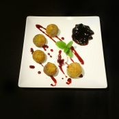 Croquetas cremosas de queso de cabra con mermelada de arándanos