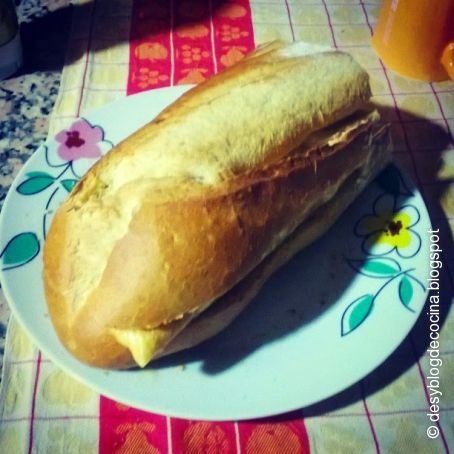 Bocadillo de Tortilla con Queso y Jamón Ibérico