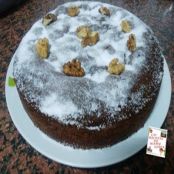 Pastel jugoso de chocolate y nueces