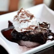 Brownie de chocolate con crema fresca