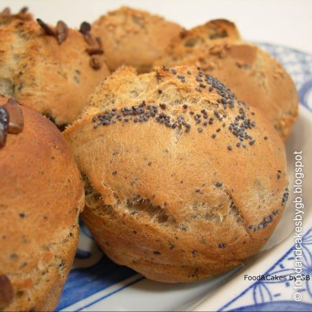 Panecillos de aceitunas negras, ajo, tomillo y semillas