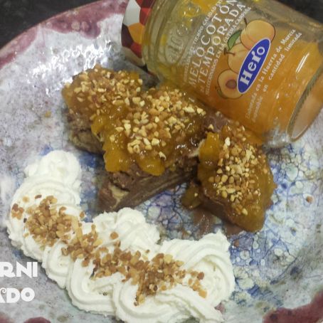 Pastel de Galletas y Chocolate negro con mermelada de melocotòn y almendras crujientes