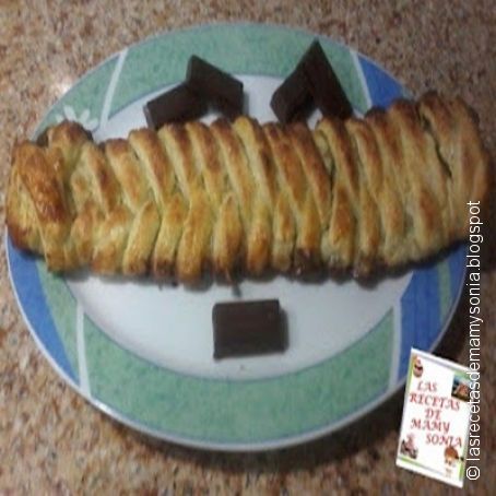 Trenza de hojaldre rellena de una tableta de chocolate