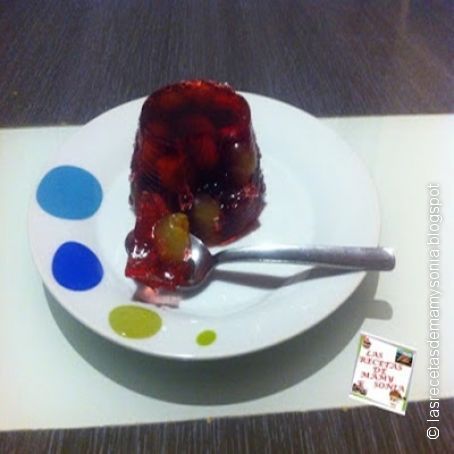 Gelatina de fresa con uvas moradas