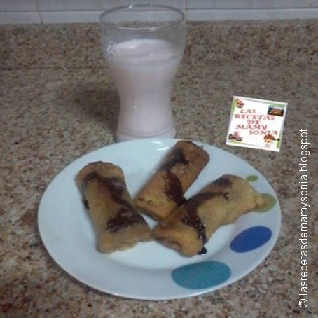 Rollitos de pan de molde rellenos de crema de cacao y plátano
