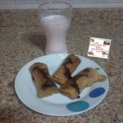 Rollitos de pan de molde rellenos de crema de cacao y plátano