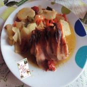 Solomillo de cerdo envuelto con bacon al horno con verduras