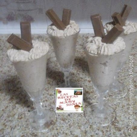 Copas de mousse de kit-kat