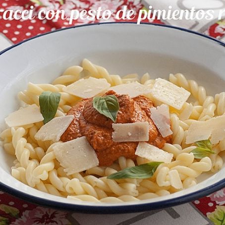 Abracci con pesto de pimientos rojos