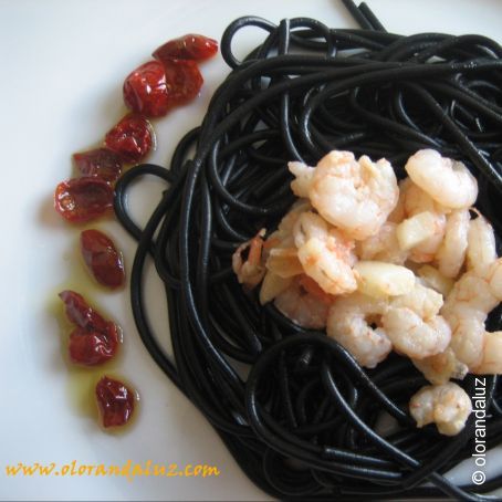 Nido de espaguetis negros con gambas al ajillo