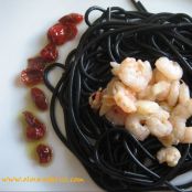 Nido de espaguetis negros con gambas al ajillo