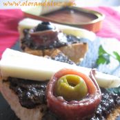 Tostas de paté de aceitunas negras, queso y anchoas